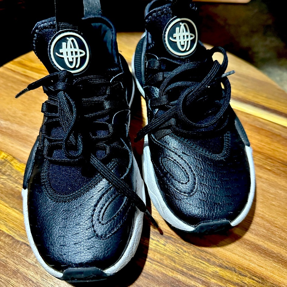 Nike Boys size 2 for little kids 3-5 year old. In almost new condition.